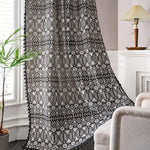 Rideau élégant avec motif géométrique noir et blanc, parfait pour ajouter une touche bohème et chic à votre salon. Décoration de fenêtre raffinée créant une ambiance cosy et moderne. Adapté pour illuminer votre espace tout en préservant l'intimité.