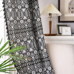 Décoration intérieure élégante avec rideau à motifs géométriques noirs et blancs, ajoutant une touche moderne et sophistiquée au salon. Découvrez comment ce design unique transforme instantanément l'ambiance de votre espace de vie, tout en se mariant harmonieusement avec un décor neutre ou contrasté. Parfait pour ceux qui cherchent à allier esthétique et fonctionnalité dans leur maison.