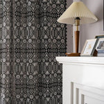 Rideaux à motifs géométriques élégants en noir et blanc, parfaits pour ajouter une touche sophistiquée à votre intérieur. Ces rideaux décoratifs s'intègrent harmonieusement dans un salon moderne ou une chambre à coucher, offrant un contraste chic avec des éléments de décoration en bois ou des accessoires minimalistes. Idéal pour créer une ambiance chaleureuse et accueillante dans votre espace de vie.