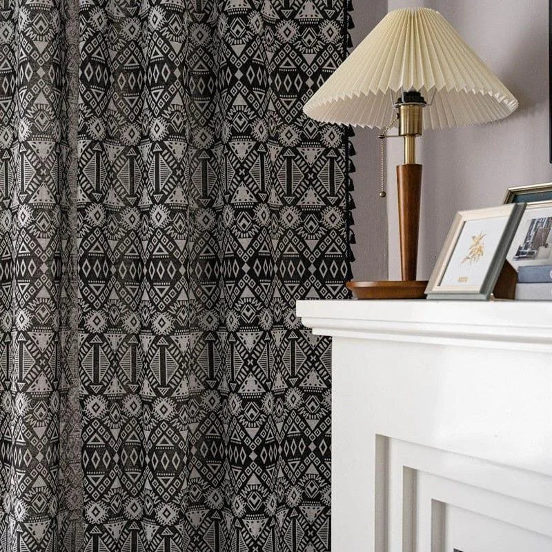 Rideaux à motifs géométriques élégants en noir et blanc, parfaits pour ajouter une touche sophistiquée à votre intérieur. Ces rideaux décoratifs s'intègrent harmonieusement dans un salon moderne ou une chambre à coucher, offrant un contraste chic avec des éléments de décoration en bois ou des accessoires minimalistes. Idéal pour créer une ambiance chaleureuse et accueillante dans votre espace de vie.