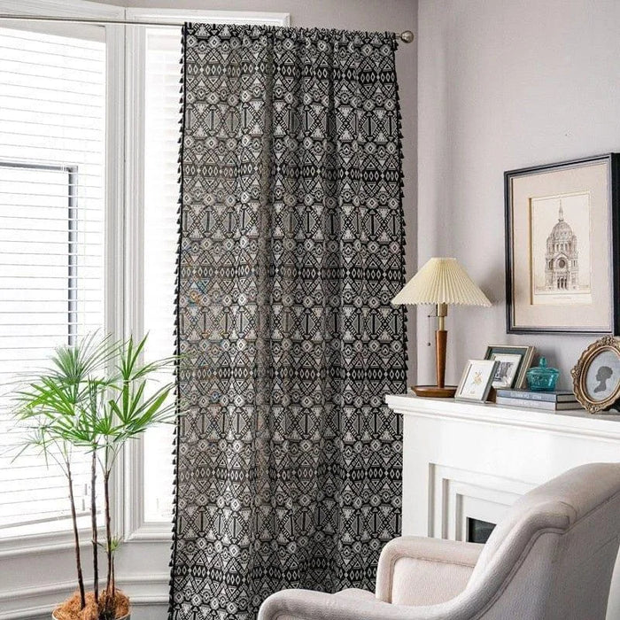 Rideau décoratif à motifs géométriques élégants, idéal pour embellir un salon moderne. Ce rideau de design raffiné ajoute une touche contemporaine à votre espace de vie. Parfait pour contrôler la luminosité tout en ajoutant du style à votre intérieur. Choisissez ce rideau pour apporter une ambiance chic et sophistiquée à votre maison.