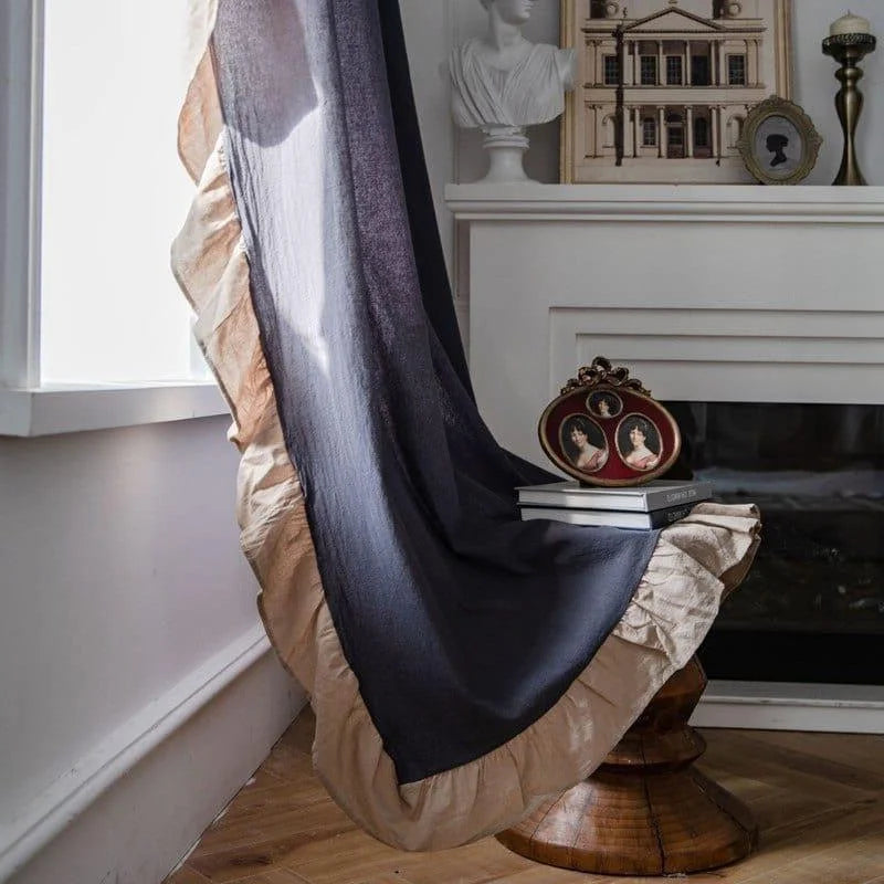 Rideau élégant avec bordure contrastante dans un salon moderne, illuminé par la lumière naturelle, créant une ambiance chaleureuse et sophistiquée. Accessoires décoratifs vintage et livres ajoutent une touche de charme classique à l'espace. Parfait pour rehausser la décoration intérieure et ajouter du caractère à n'importe quelle pièce.