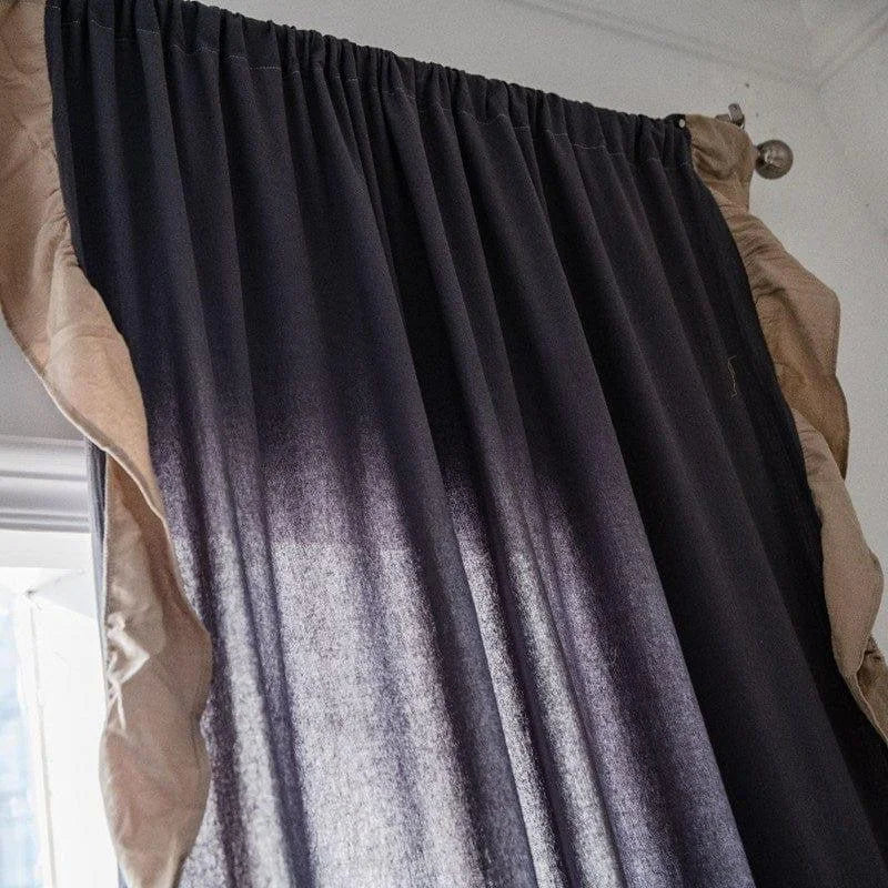 Rideau opaque bleu foncé avec bordures contrastées, idéal pour bloquer la lumière et ajouter une touche élégante à votre intérieur. Ce rideau assure une intimité optimale et s'intègre facilement dans divers styles de décoration d'intérieur.