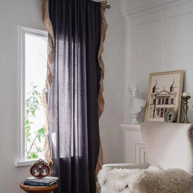 Rideau élégant couleur sombre avec bordures claires, idéal pour une décoration intérieure sophistiquée. Parfait pour ajouter une touche d'élégance à un salon ou une chambre, offrant une ambiance chaleureuse et intime. Ce modèle de rideau s'harmonise parfaitement avec une décoration classique et des éléments d'art raffinés.