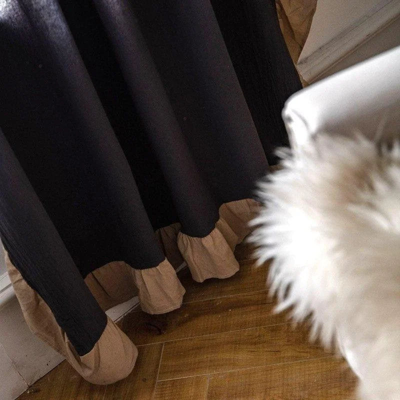 Rideau double couleur pour salon, noir et beige, avec volants décoratifs. Idéal pour ajouter du caractère à votre intérieur, ce rideau offre une touche élégante et classique à votre décoration. Parfait pour créer une ambiance chaleureuse et sophistiquée dans votre maison.