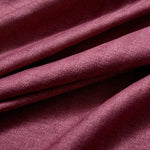 Texture élégante de tissu prune avec motif en chevrons, idéale pour des créations de mode ou décoration textile.