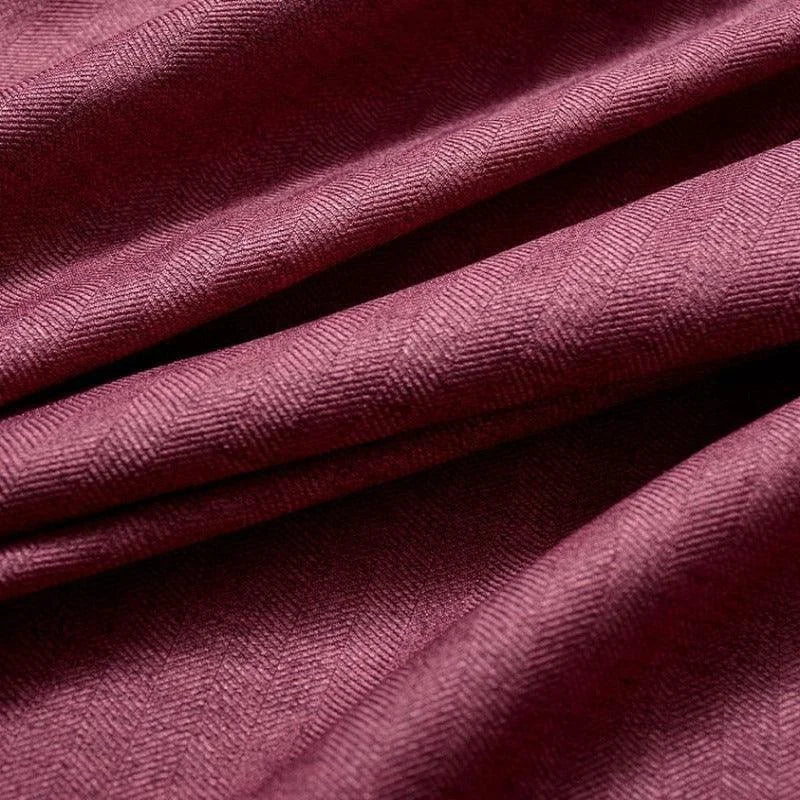 Texture élégante de tissu prune avec motif en chevrons, idéale pour des créations de mode ou décoration textile.