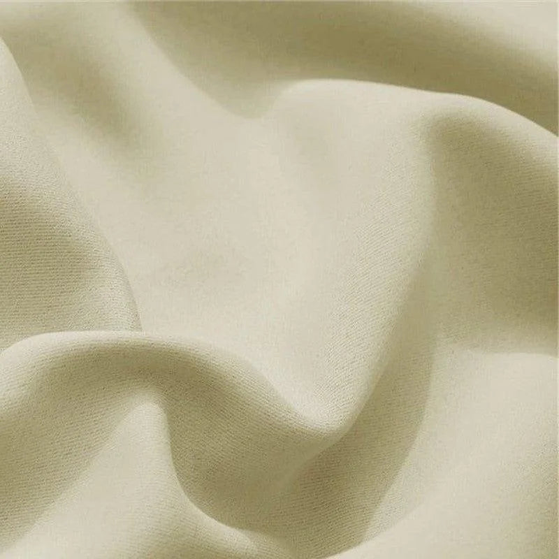 Textile beige élégant et doux, idéal pour une décoration intérieure sophistiquée. Tissu polyvalent pour vêtements, rideaux, et divers projets créatifs. Couleur neutre offrant un style intemporel et adaptabilité à différents environnements.