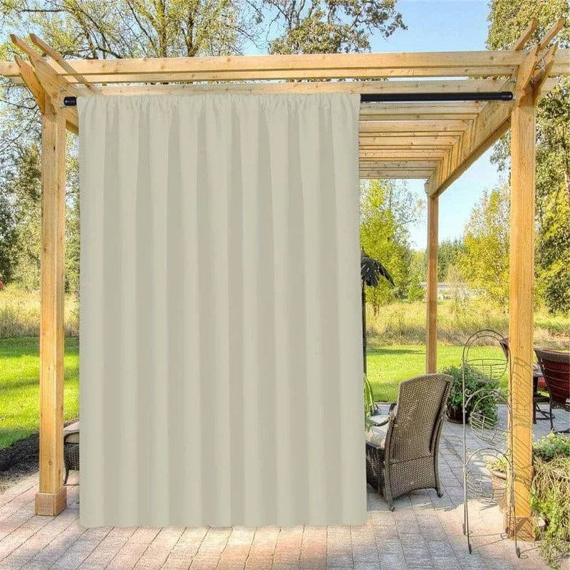 Rideau extérieur beige pour pergola, idéal pour créer de l'intimité sur la terrasse du jardin. Complément parfait pour des moments de détente en plein air, tout en préservant l'élégance de votre espace extérieur. Fonctionnel et esthétique, ce rideau s'intègre harmonieusement à votre décoration extérieure.