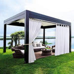Tonnelle de jardin moderne avec rideaux blancs, idéale pour créer un espace détente en extérieur. Profitez d'un cadre convivial avec un salon de jardin élégant et une vue apaisante sur l'eau. Parfaite pour des moments de relaxation en famille ou entre amis.
