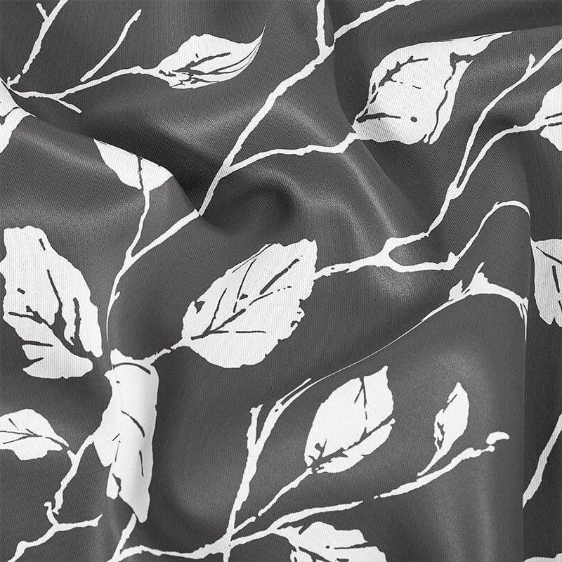 Motif élégant de feuilles blanches sur fond gris, idéal pour une décoration intérieure moderne et sophistiquée. Convient parfaitement pour des rideaux, nappes, ou housses de coussin. Apportez une touche de nature et de raffinement à votre espace avec ce design contemporain.