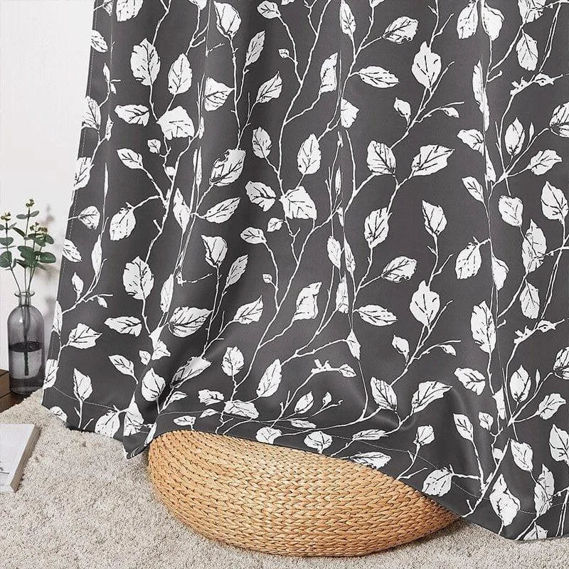 Rideau décoratif avec motif de feuilles blanches sur fond gris foncé, idéal pour ajouter une touche d'élégance et de nature à votre intérieur. Parfait pour le salon ou la chambre, ce rideau à motifs végétaux apporte une ambiance moderne et chaleureuse à votre décoration.