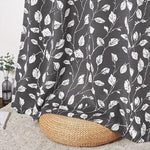 Rideau décoratif avec motif de feuilles blanches sur fond gris foncé, idéal pour ajouter une touche d'élégance et de nature à votre intérieur. Parfait pour le salon ou la chambre, ce rideau à motifs végétaux apporte une ambiance moderne et chaleureuse à votre décoration.