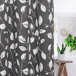 Rideau décoratif avec motif de feuilles blanches sur fond anthracite, idéal pour un salon moderne. Apportez une touche de nature et d'élégance à votre intérieur avec ce modèle chic et intemporel. Complément parfait pour un aménagement intérieur raffiné.