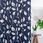 Rideau décoratif bleu avec motif de feuilles blanches, idéal pour ajouter une touche élégante et naturelle à votre intérieur. Parfait pour le salon, ce rideau offre une ambiance apaisante et chic. Découvrez comment ce design raffiné peut transformer votre espace avec style.