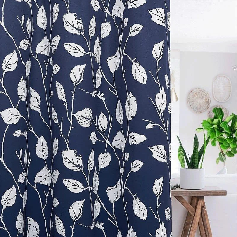 Rideau décoratif bleu avec motif de feuilles blanches, idéal pour ajouter une touche élégante et naturelle à votre intérieur. Parfait pour le salon, ce rideau offre une ambiance apaisante et chic. Découvrez comment ce design raffiné peut transformer votre espace avec style.