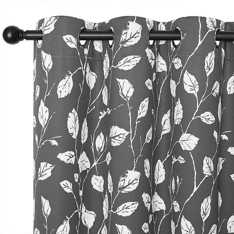 Rideau occultant gris à motifs de feuilles blanches, idéal pour une décoration intérieure chic et moderne. Ce rideau offre une isolation maximale contre la lumière tout en ajoutant une touche élégante à votre salon ou chambre à coucher avec son design naturel et raffiné. Parfait pour créer une ambiance cosy et intime dans tout espace de vie.