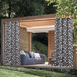 Pergola avec rideaux à motifs floraux monochromes élégants, offrant une ambiance cosy et moderne pour les espaces extérieurs. Parfait pour créer un coin détente ombragé dans le jardin, avec un canapé confortable et une table basse, entouré de verdure luxuriante. Idéal pour profiter des journées ensoleillées tout en ajoutant une touche de style et d'intimité à votre terrasse.