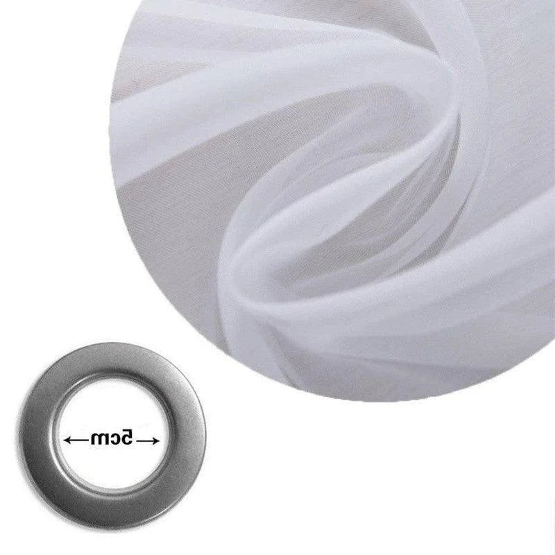Voilage blanc élégant avec œillet de 5 cm de diamètre, idéal pour habiller vos fenêtres avec style et simplicité. Parfait pour laisser entrer la lumière tout en préservant l'intimité de votre espace.