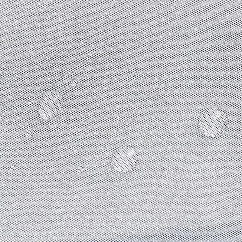 Gouttes d'eau sur une surface blanche offrant une protection imperméable, idéale pour protéger contre les éclaboussures.
