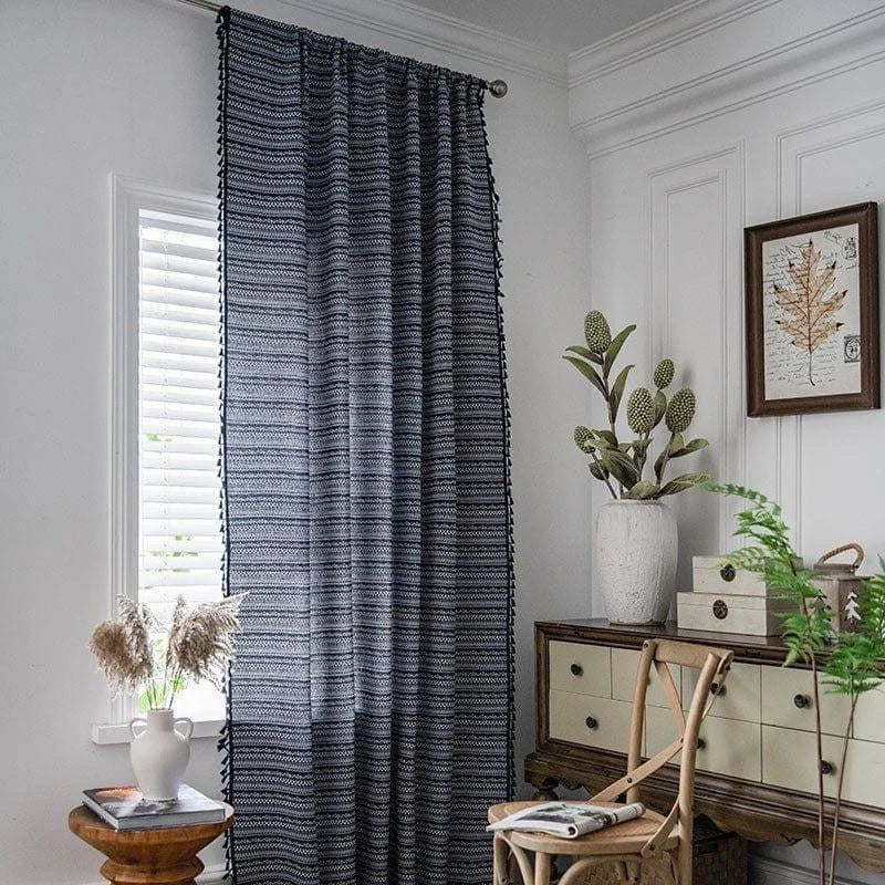 Rideau élégant avec motifs géométriques sombres, parfait pour embellir votre salon ou chambre. Ajoute une touche de sophistication et d'intimité à votre espace tout en s'harmonisant avec différents styles de décoration intérieure. Cadre moderne avec accessoires décoratifs et mobilier en bois pour une ambiance chaleureuse et accueillante.
