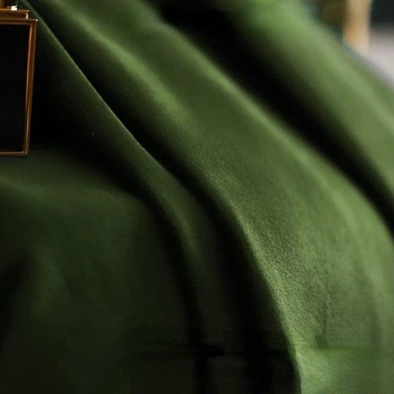Drapé élégant vert foncé avec cadre doré minimaliste, idéal pour une décoration intérieure sophistiquée et moderne.