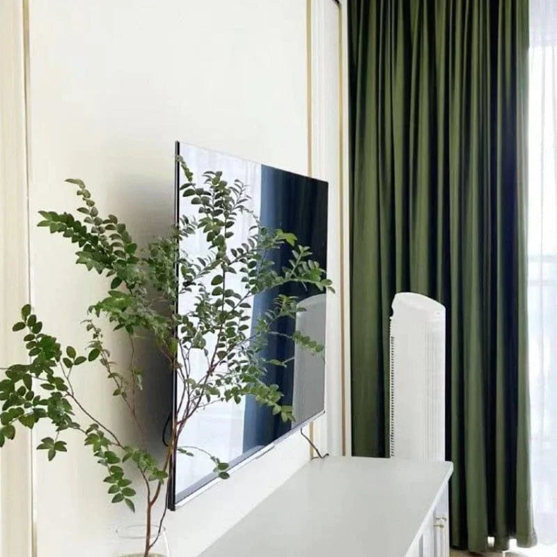 Télévision moderne avec écran plat, idéal pour un salon contemporain. Son design élégant s'intègre parfaitement dans une décoration intérieure, avec des rideaux classiques offrent une ambiance chaleureuse. Parfait pour une expérience de divertissement exceptionnelle à domicile.