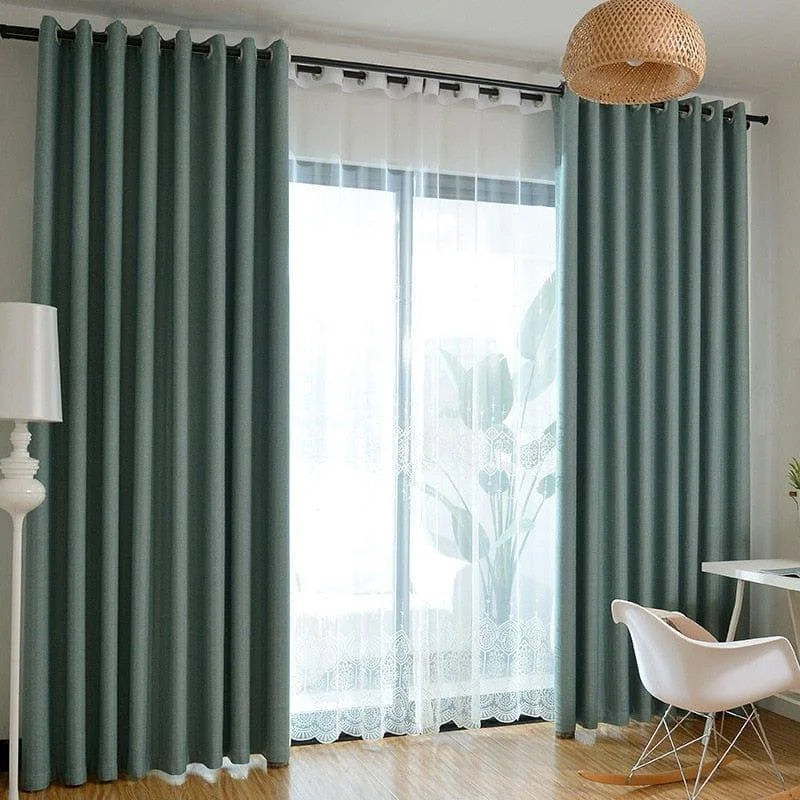 Rideaux occultants modernes en bleu-vert, offrant une élégance contemporaine pour votre salon. Design idéal pour contrôler la lumière tout en ajoutant une touche de style raffiné à votre intérieur. Parfaits pour un aménagement harmonieux et une ambiance chaleureuse.