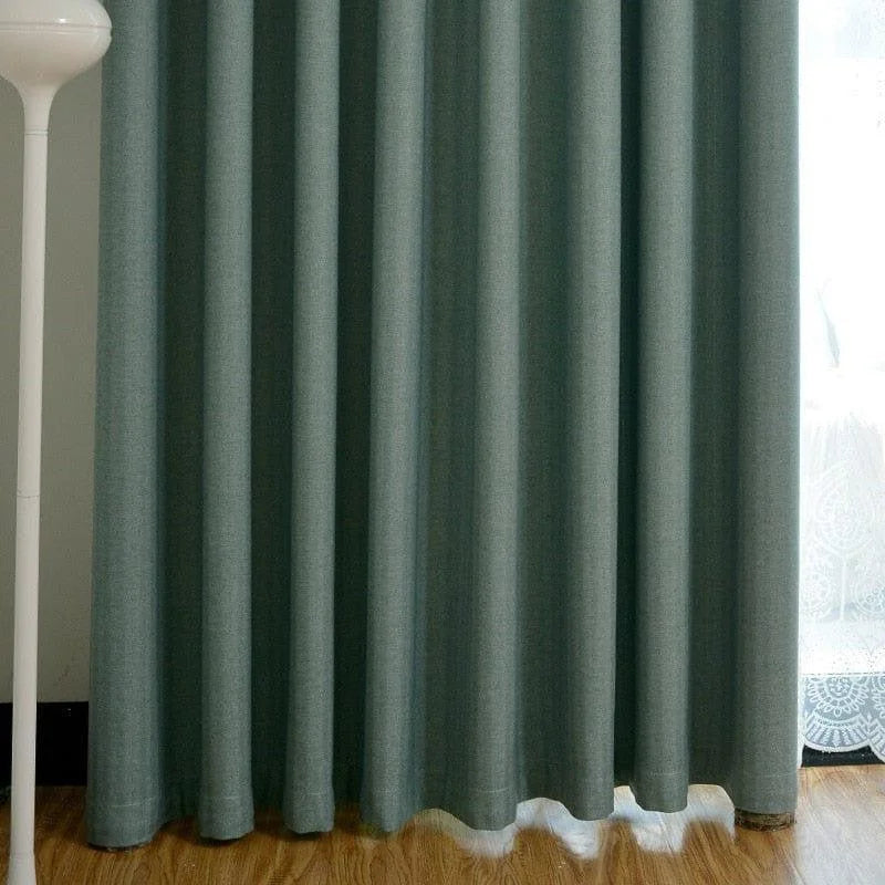 Rideaux opaques de couleur verte élégante pour salon moderne. Idéal pour créer une ambiance chaleureuse et intime tout en bloquant la lumière. Parfait pour optimiser la décoration intérieure avec style.