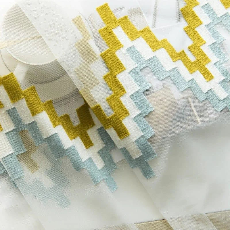 Voilage décoratif moderne avec motifs géométriques jaunes, blancs et bleus, idéal pour sublimer l'intérieur et apporter une touche contemporaine. Rideau léger et élégant, parfait pour la décoration de salon ou de chambre.