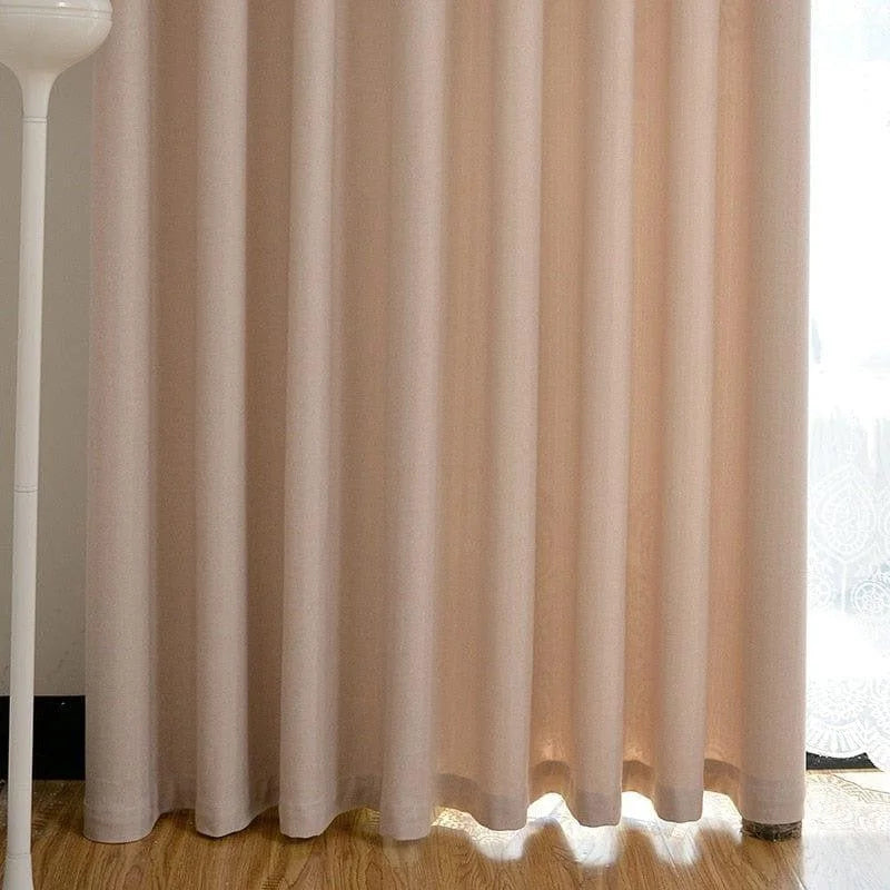Rideau élégant de couleur beige pour salon moderne, apportant une touche de chaleur et de sophistication à votre intérieur. Ce modèle offre une belle tombée et s'intègre parfaitement dans divers styles de décoration, tout en permettant de réguler la luminosité naturelle de la pièce. Idéal pour créer une ambiance cosy et raffinée chez vous.