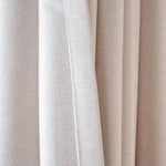 Rideau beige élégant avec motif discret en chevrons, idéal pour ajouter une touche de sophistication à votre intérieur. Parfait pour la décoration de salon ou chambre.