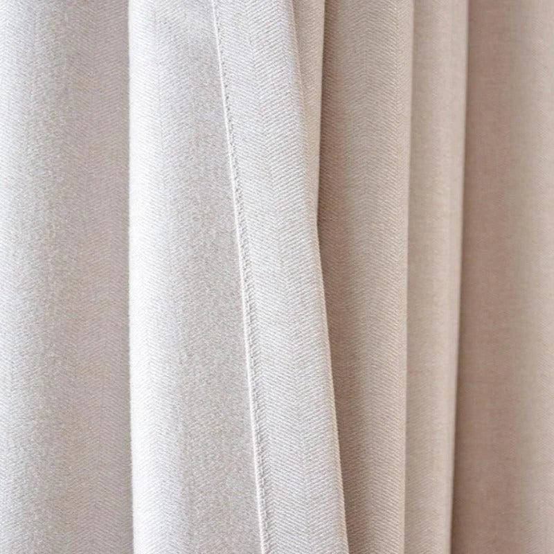 Rideau beige élégant avec motif discret en chevrons, idéal pour ajouter une touche de sophistication à votre intérieur. Parfait pour la décoration de salon ou chambre.