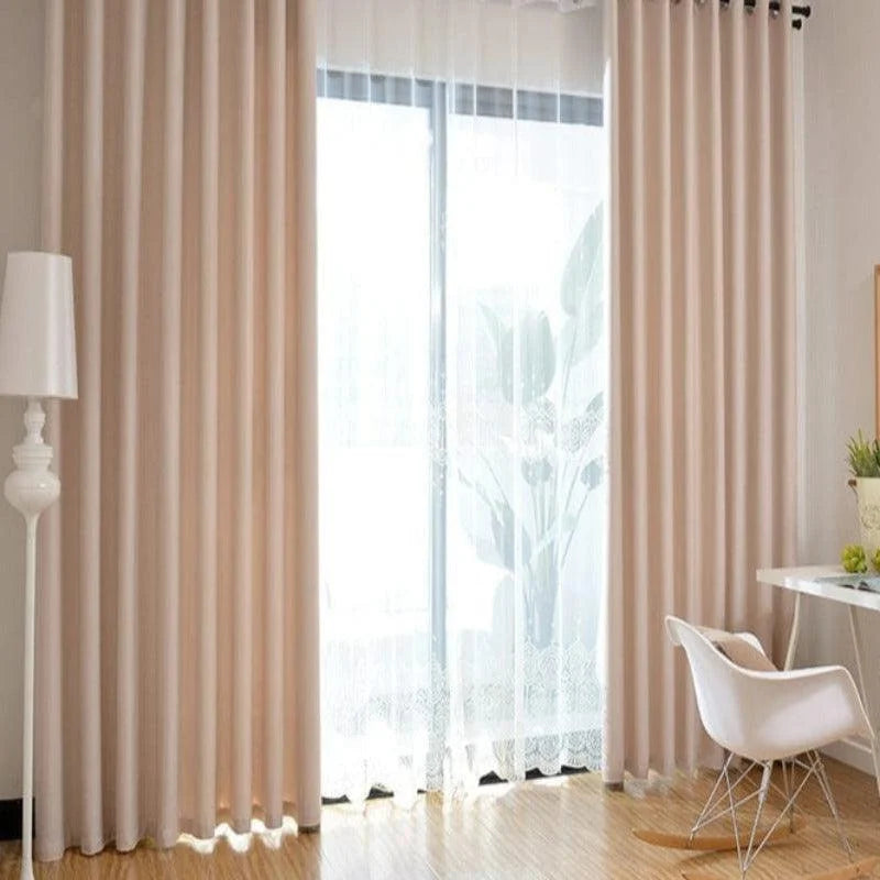 Rideaux élégants couleur crème pour salon moderne, offrant une ambiance chaleureuse et lumineuse. Idéal pour sublimer une décoration intérieure épurée et contemporaine tout en préservant l'intimité. Parfait pour les grandes baies vitrées, ces rideaux ajoutent une touche de sophistication à votre espace de vie. Accessoire incontournable pour un intérieur chic.