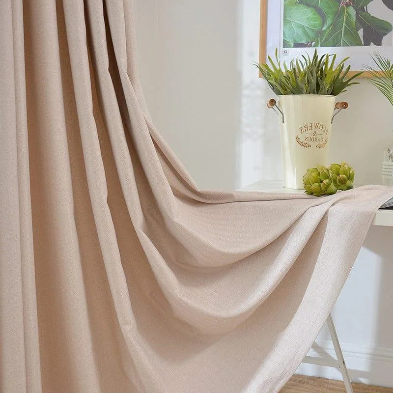 Rideau élégant dans une teinte beige douce, idéal pour ajouter une touche sophistiquée à votre intérieur. Ce rideau au style moderne s'intègre parfaitement dans n'importe quel décor, offrant à la fois intimité et esthétisme. Parfait pour les salons, chambres ou bureaux. Harmonisez votre espace avec ce rideau chic et fonctionnel.