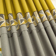 rideaux moderne jaune moutarde gris blanc bleu motifs géométriques plis réguliers voilage transparent épais