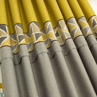 rideaux moderne jaune moutarde gris blanc bleu motifs géométriques plis réguliers voilage transparent épais
