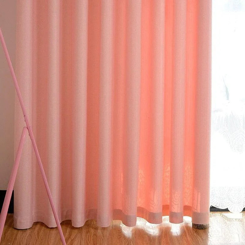 Rideau opaque rose pâle pour chambre, apportant une ambiance douce et chaleureuse. Idéal pour bloquer la lumière et ajouter une touche élégante à la décoration intérieure. Convient parfaitement aux salons, chambres ou espaces de détente.