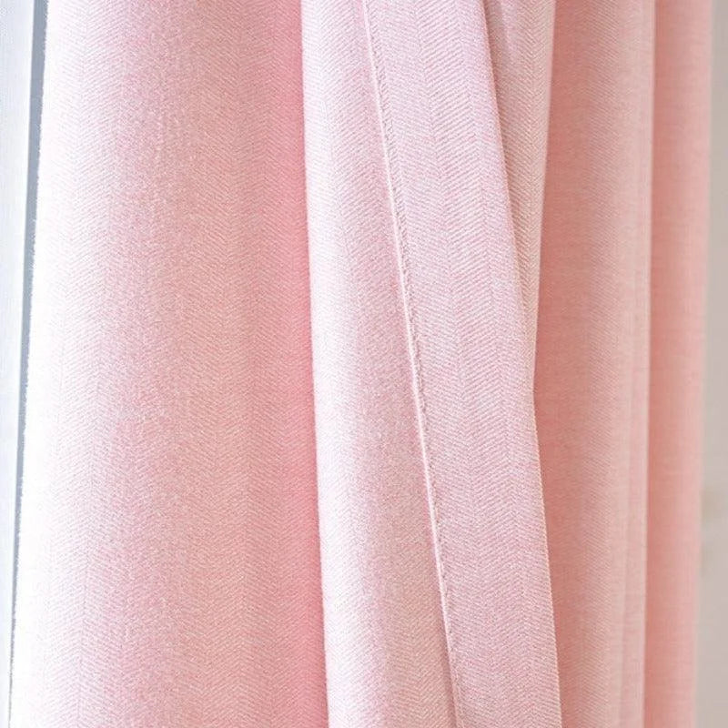 Rideau rose pâle élégant, ajoutant une touche de douceur et de modernité à toute pièce, parfait pour la décoration intérieure et l'optimisation de la lumière naturelle.