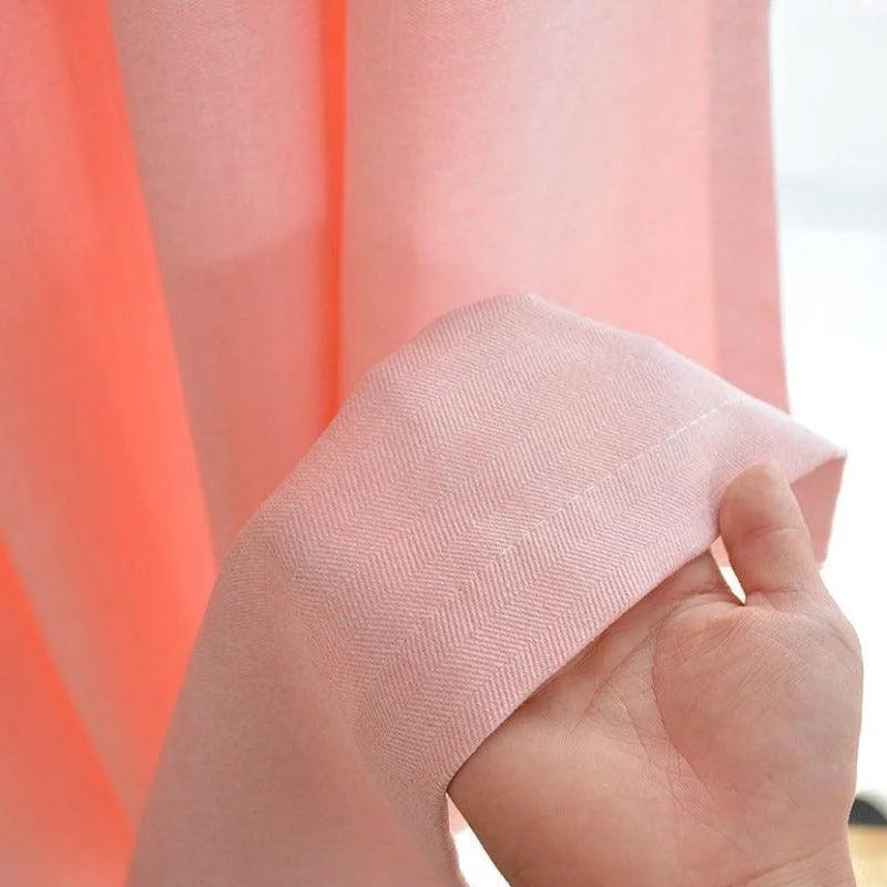 Rideau rose élégant pour salon, offrant une touche décorative moderne. Idéal pour filtrer la lumière et embellir votre intérieur. Facile à assortir avec divers styles de décoration.