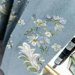 Rideau bleu avec motifs floraux brodés, idéal pour ajouter une touche élégante et naturelle à votre décoration intérieure. Ce magnifique rideau aux fleurs délicates embellit votre espace avec sa palette de couleurs douces, parfait pour un salon ou une chambre. Transformez votre intérieur avec cet accessoire décoratif unique et raffiné.