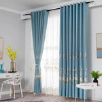 Rideaux élégants en bleu clair pour une décoration intérieure moderne. Idéal pour salon ou bureau, avec motifs floraux subtils qui ajoutent une touche de sophistication. Accessoires parfaits pour filtrer la lumière tout en embellissant la pièce.