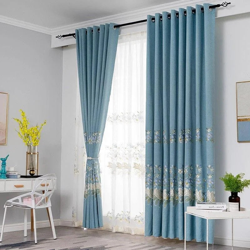 Rideaux élégants en bleu clair pour une décoration intérieure moderne. Idéal pour salon ou bureau, avec motifs floraux subtils qui ajoutent une touche de sophistication. Accessoires parfaits pour filtrer la lumière tout en embellissant la pièce.