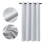 Rideau de douche blanc et moderne avec œillets métalliques, offrant une protection efficace contre l'humidité. Idéal pour apporter une touche élégante à la salle de bain tout en empêchant les éclaboussures d'eau. Design intemporel s'intégrant parfaitement dans tout type de décoration intérieure. Facile à installer et à entretenir pour un usage quotidien pratique.