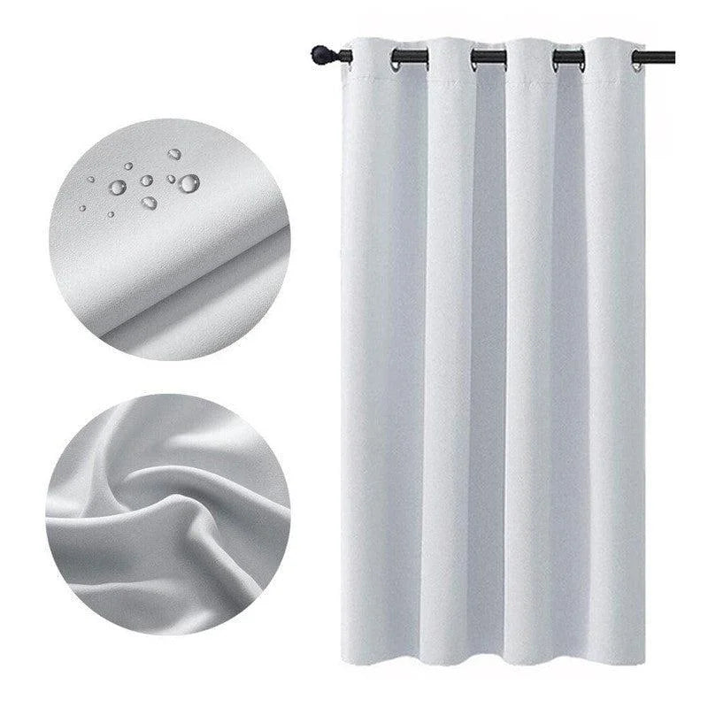 Rideau de douche blanc et moderne avec œillets métalliques, offrant une protection efficace contre l'humidité. Idéal pour apporter une touche élégante à la salle de bain tout en empêchant les éclaboussures d'eau. Design intemporel s'intégrant parfaitement dans tout type de décoration intérieure. Facile à installer et à entretenir pour un usage quotidien pratique.