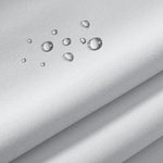 Image d'un tissu imperméable blanc avec des gouttes d'eau en surface, illustrant ses propriétés hydrofuges idéales pour la protection extérieure. Parfait pour les housses de meubles ou accessoires de jardin résistants à l'eau.