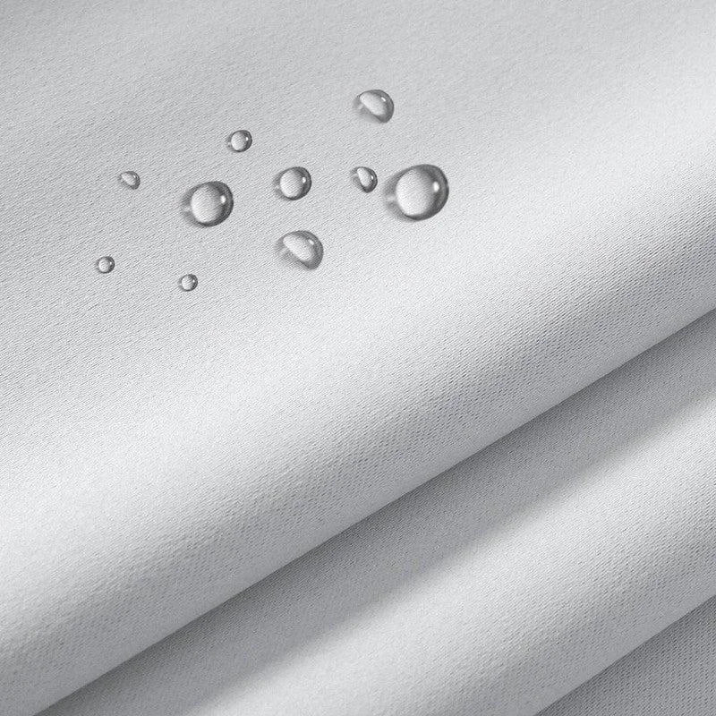 Image d'un tissu imperméable blanc avec des gouttes d'eau en surface, illustrant ses propriétés hydrofuges idéales pour la protection extérieure. Parfait pour les housses de meubles ou accessoires de jardin résistants à l'eau.