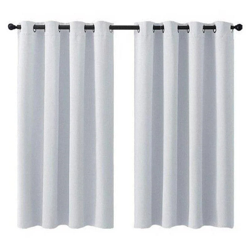 Paire de rideaux blancs avec œillets, idéale pour un salon moderne. Ces voilages apportent une touche lumineuse à votre intérieur tout en assurant l'intimité. Montage facile et élégant pour toutes vos fenêtres.