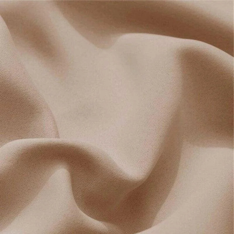 Drapé délicat de couleur beige avec texture fluide et élégante parfaite pour la décoration intérieure moderne et sophistiquée.