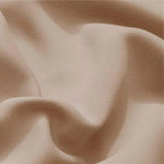 Drapé délicat de couleur beige avec texture fluide et élégante parfaite pour la décoration intérieure moderne et sophistiquée.